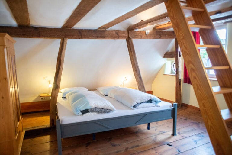Hochwertiges Zimmer mit Holzdesign im Ferienhaus an der Deutschen Weinstraße.